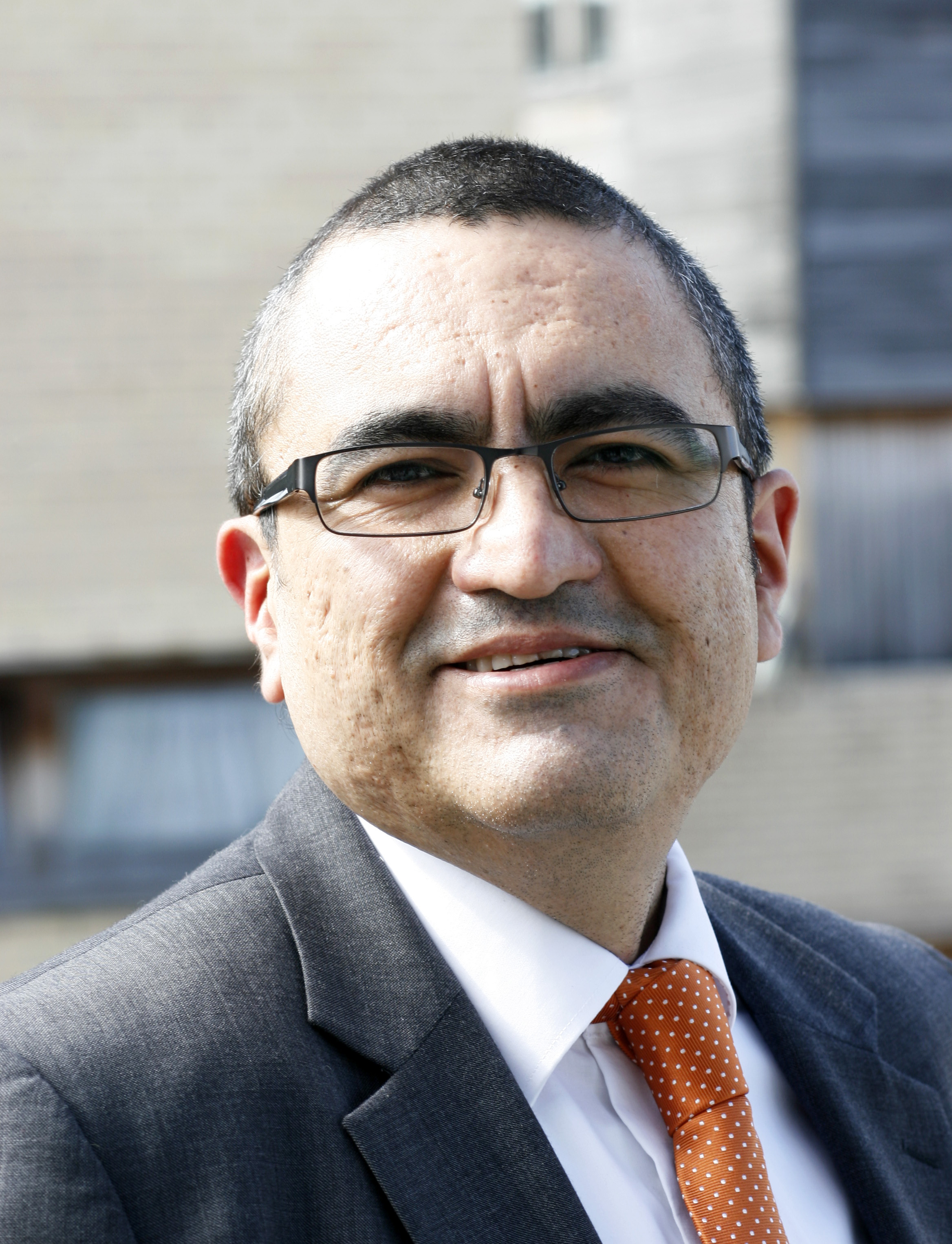 Dr. Horacio González Vélez